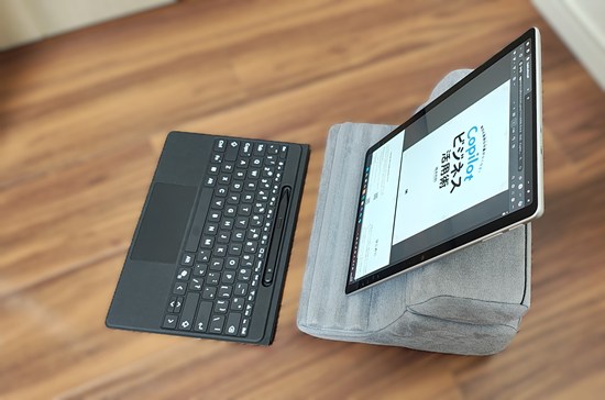 Surface Proや泥タブも縦置きOKのタブレットスタンド タブレット枕